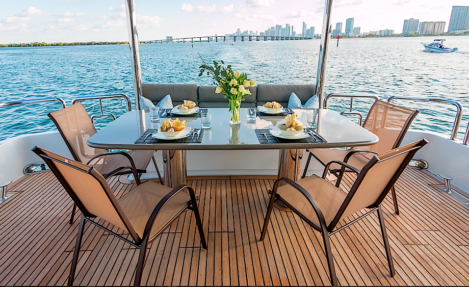 102' azimut aft