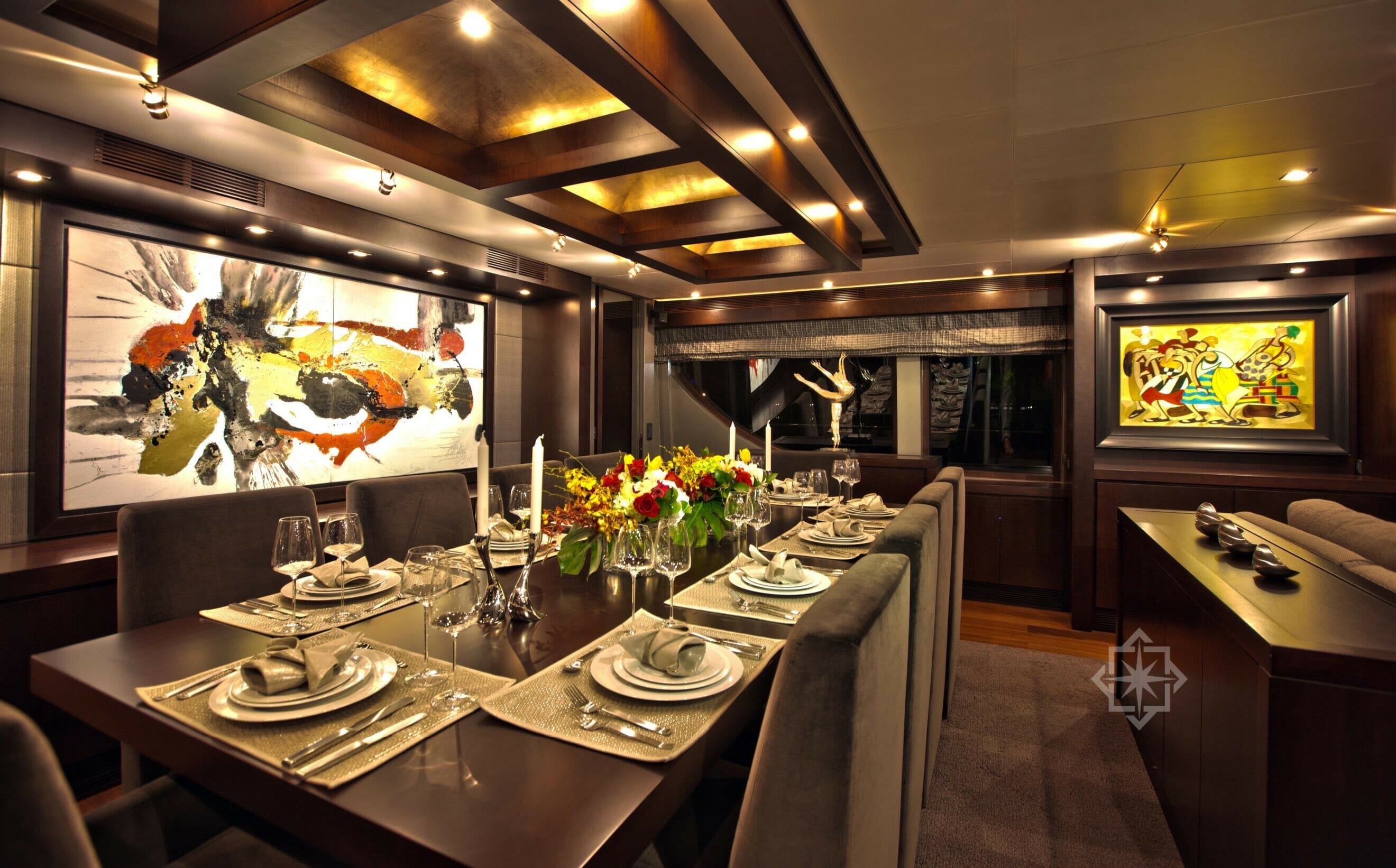 116 Azimut dining table