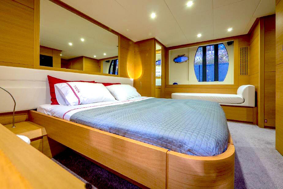 boat rental miami Starlux Yachts 64-pershing-sr